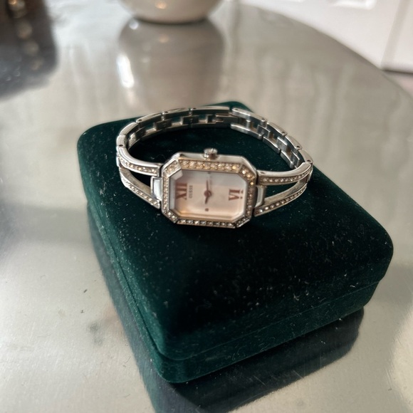 Women's Guess G95399L Crystal Accent Bracelet Watch - Picture 2 of 2